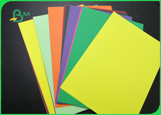 180gsm 230gsm 250gsm กระดาษแข็งสีไม่เคลือบผิวสำหรับบรรจุของขวัญพื้นผิวเรียบ