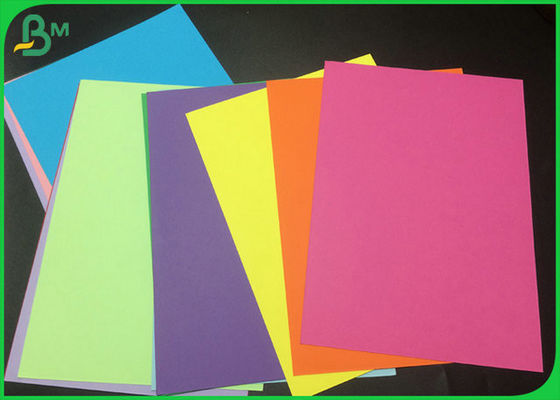 แผ่นกระดาษแข็งสี 200gsm 220gsm 230gsm สำหรับทำแท็กเสื้อผ้า